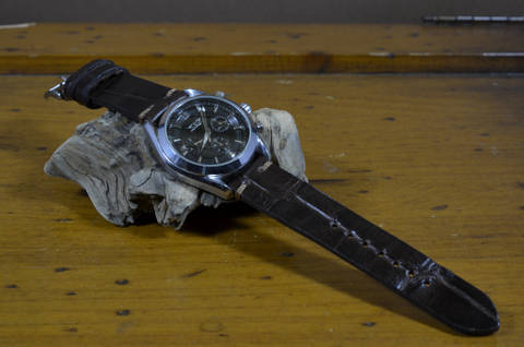 FERUS III es una de nuestras correas reloj de piel hechas a mano, con piel de becerro. De color marron oscuro, con un espesor de 3 - 3.5 mm.