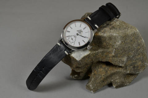 FERUS IV es una de nuestras correas reloj de piel hechas a mano, con piel de becerro. De color negro, con un espesor de 3 - 3.5 mm.