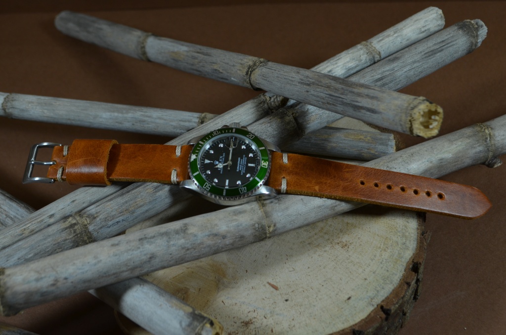 MINIMUS III CARAMEL es una de nuestras correas reloj de piel hechas a mano, con piel de becerro. De color marron caramelo, con un espesor de 3 - 3.5 mm.