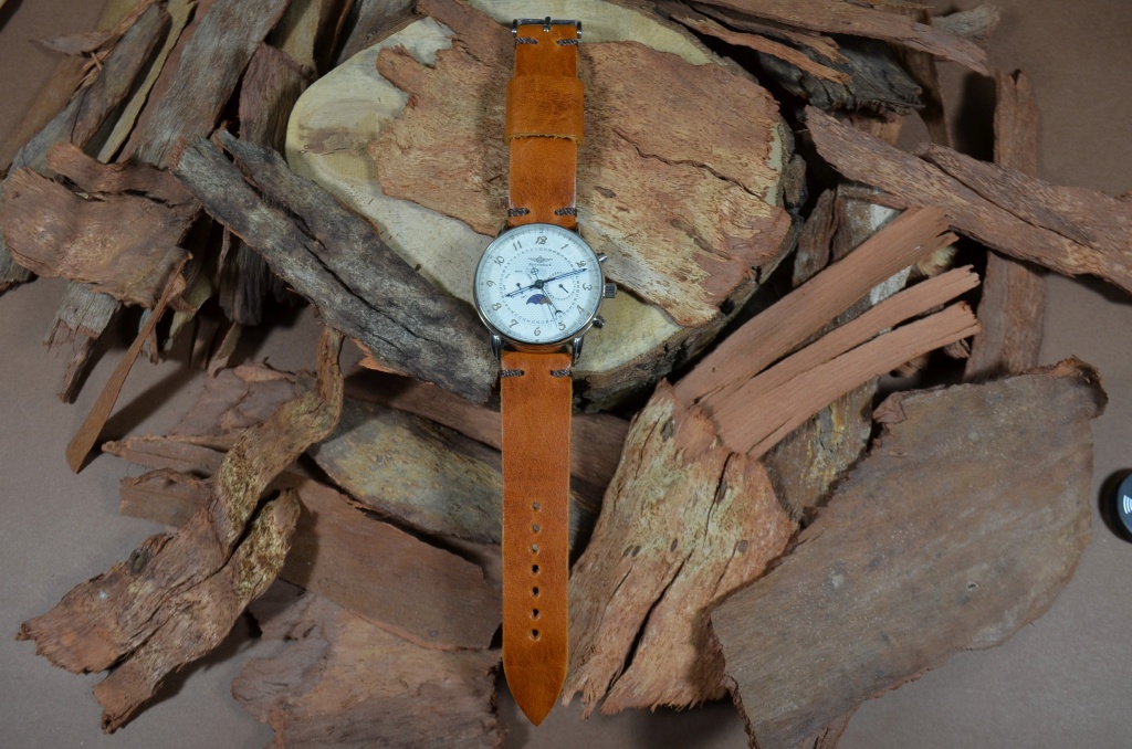MINIMUS IV CARAMEL es una de nuestras correas reloj de piel hechas a mano, con piel de becerro. De color marron caramelo, con un espesor de 3 - 3.5 mm.
