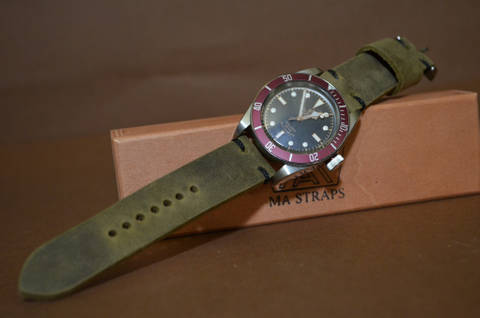 NEW SAVAGE I es una de nuestras correas reloj de piel hechas a mano, con piel de becerro. De color gris pardo, con un espesor de 4 - 4.5 mm.