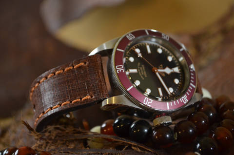 RALLADO es una de nuestras correas reloj de piel hechas a mano, con piel de becerro. De color marron, con un espesor de 3 - 3.5 mm.
