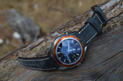 SAVAGE BLACK es una de nuestras correas reloj de piel hechas a mano, con piel de becerro. De color negro vintage, con un espesor de 4 - 4.5 mm.