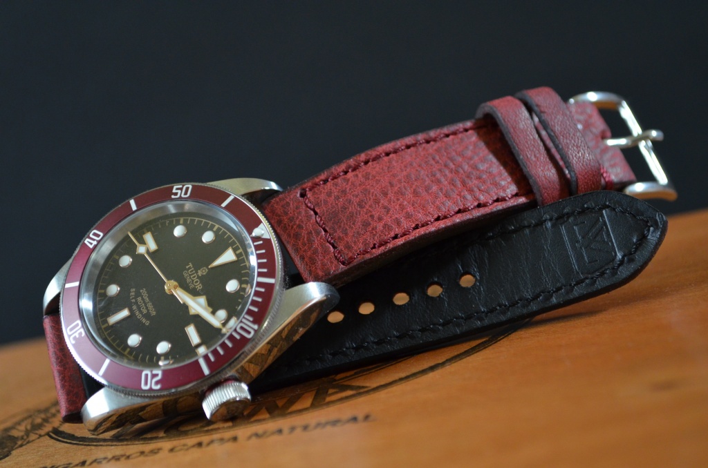 RED I es una de nuestras correas reloj de piel hechas a mano, con becerro curtido. De color rojo, con un espesor de 3 - 3.5 mm.