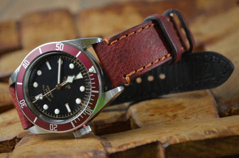 THE RED BAY es una de nuestras correas reloj de piel hechas a mano, con becerro curtido. De color rojo, con un espesor de 3 - 3.5 mm.