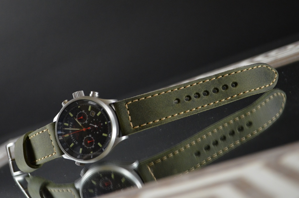 GREEN II es una de nuestras correas reloj de piel hechas a mano, con piel de becerro. De color verde, con un espesor de 3.5 - 4 mm.