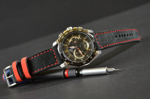 BLACK DEVIL es una de nuestras correas reloj de piel hechas a mano, con nobuk de becerro. De color negro rojo, con un espesor de 3 - 3.5 mm.
