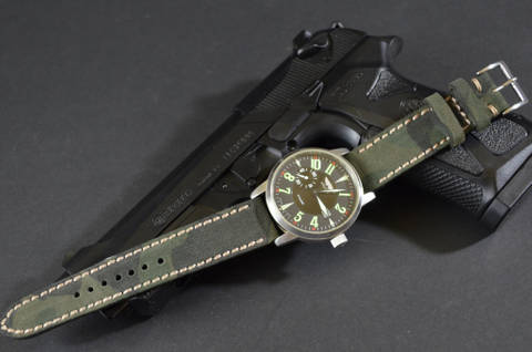 CRIPSIS es una de nuestras correas reloj de piel hechas a mano, con nobuk de becerro. De color camuflage, con un espesor de 3 - 3.5 mm.