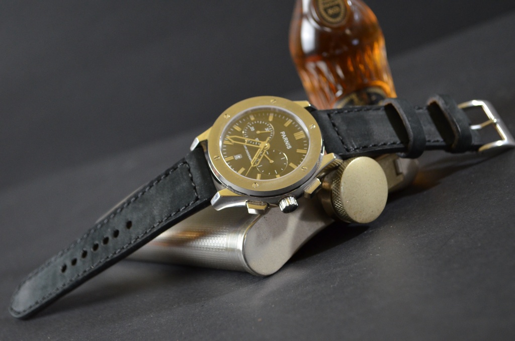 VINTAGE BLACK I es una de nuestras correas reloj de piel hechas a mano, con nobuk de becerro. De color negro, con un espesor de 3 - 3.5 mm.
