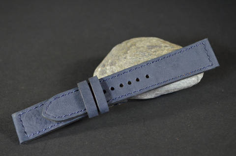 VINTAGE BLUE I es una de nuestras correas reloj de piel hechas a mano, con nobuk de becerro. De color azul, con un espesor de 3 - 3.5 mm.