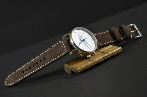 VINTAGE BROWN II es una de nuestras correas reloj de piel hechas a mano, con nobuk de becerro. De color marron, con un espesor de 3 - 3.5 mm.