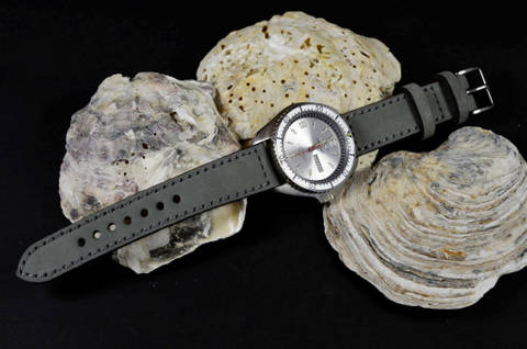 VINTAGE GRAY I es una de nuestras correas reloj de piel hechas a mano, con nobuk de becerro. De color gris, con un espesor de 3 - 3.5 mm.