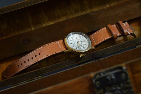 HAVANA II es una de nuestras correas reloj de piel hechas a mano, con piel de ciervo. De color havana, con un espesor de 3 - 3.5 mm.