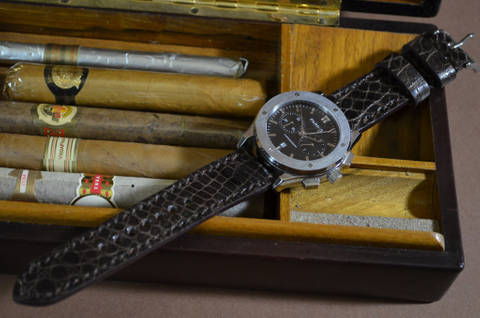 BROWN I - ROUND SCALE es una de nuestras correas reloj de piel hechas a mano, con aligator brillante. De color marron, con un espesor de 3 - 3.5 mm.