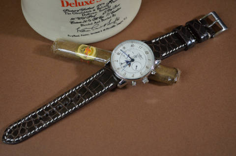 BROWN II - ROUND SCALE es una de nuestras correas reloj de piel hechas a mano, con aligator brillante. De color marron, con un espesor de 3 - 3.5 mm.