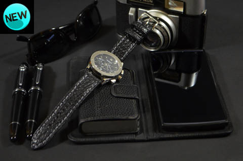 BLACK II ROUND SCALE es una de nuestras correas reloj de piel hechas a mano, con aligator mate. De color negro, con un espesor de 3 - 3.5 mm.