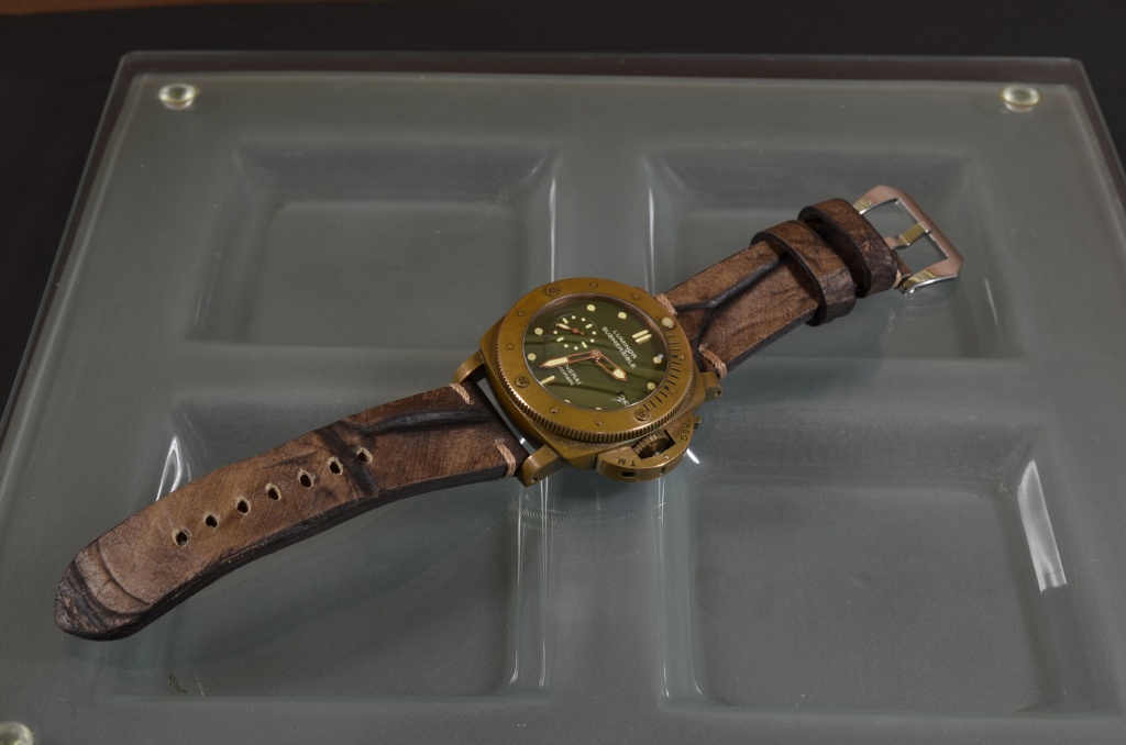 FERUS II es una de nuestras correas reloj de piel hechas a mano, con piel de becerro. De color marron suede, con un espesor de 4 - 4.5 mm.