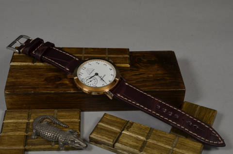 BURGUNDY II SQUARE SCALE es una de nuestras correas reloj de piel hechas a mano, con aligator mate. De color borgoña, con un espesor de 3 - 3.5 mm.
