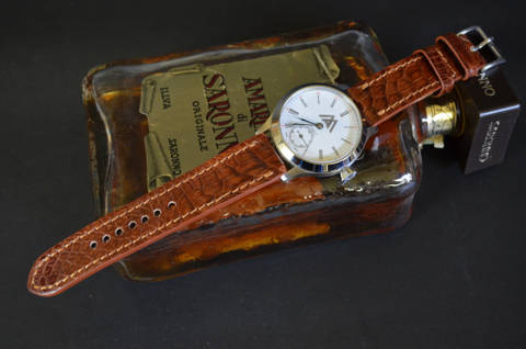 HAVANA I - ROUND SCALE es una de nuestras correas reloj de piel hechas a mano, con cocodrilo brillante. De color havana, con un espesor de 3 - 3.5 mm.