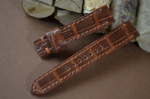 HAVANA I - SQUARE SCALE es una de nuestras correas reloj de piel hechas a mano, con cocodrilo brillante. De color havana, con un espesor de 3 - 3.5 mm.