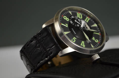 BLACK - ROUND SCALE es una de nuestras correas reloj de piel hechas a mano, con cocodrilo mate. De color negro, con un espesor de 3 - 3.5 mm.