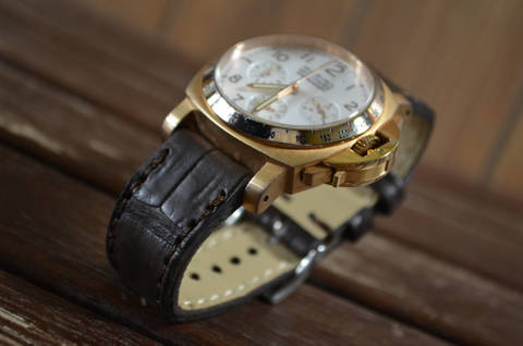 BROWN - SQUARE SCALE es una de nuestras correas reloj de piel hechas a mano, con cocodrilo mate. De color marron oscuro, con un espesor de 3 - 3.5 mm.