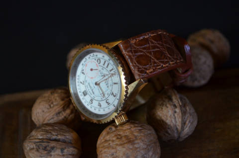 HAVANA I - ROUND SCALE es una de nuestras correas reloj de piel hechas a mano, con cocodrilo mate. De color havana, con un espesor de 3 - 3.5 mm.
