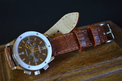 HAVANA I - SQUARE SCALE es una de nuestras correas reloj de piel hechas a mano, con cocodrilo mate. De color havana, con un espesor de 3 - 3.5 mm.