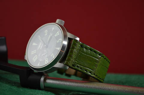 VINTAGE GREEN - SQUARE SCALE es una de nuestras correas reloj de piel hechas a mano, con cocodrilo mate. De color verde vintage, con un espesor de 3 - 3.5 mm.