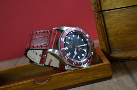 VINTAGE RED - SQUARE SCALE es una de nuestras correas reloj de piel hechas a mano, con cocodrilo mate. De color rojo vintage, con un espesor de 3 - 3.5 mm.