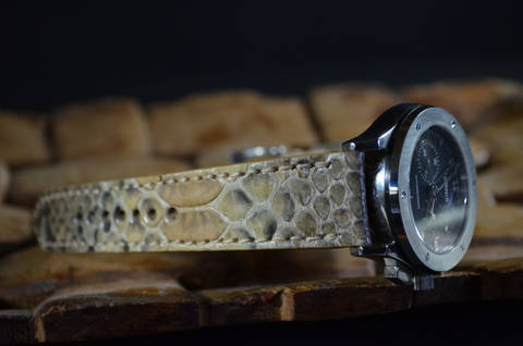 ARENA - SHINY es una de nuestras correas reloj de piel hechas a mano, con vientre de pitón brillante. De color arena, con un espesor de 3 - 3.5 mm.