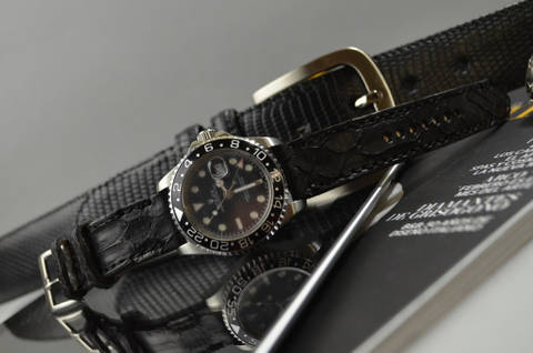 BLACK - MATTE es una de nuestras correas reloj de piel hechas a mano, con vientre de pitón mate. De color negro, con un espesor de 3 - 3.5 mm.