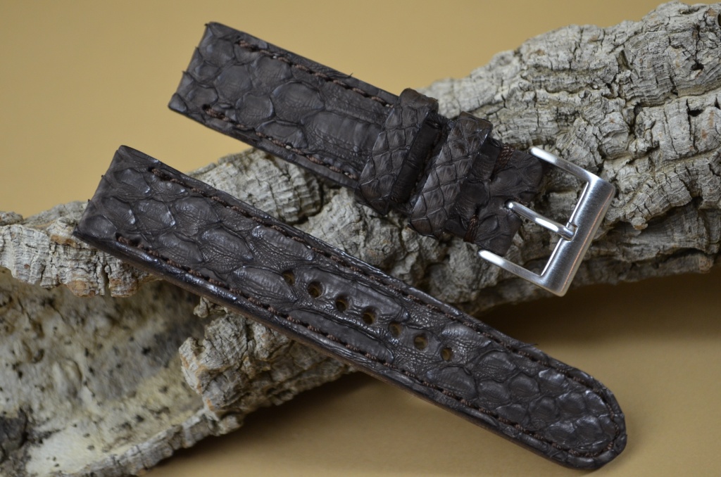 BROWN I - MATTE es una de nuestras correas reloj de piel hechas a mano, con vientre de pitón mate. De color marron, con un espesor de 3 - 3.5 mm.