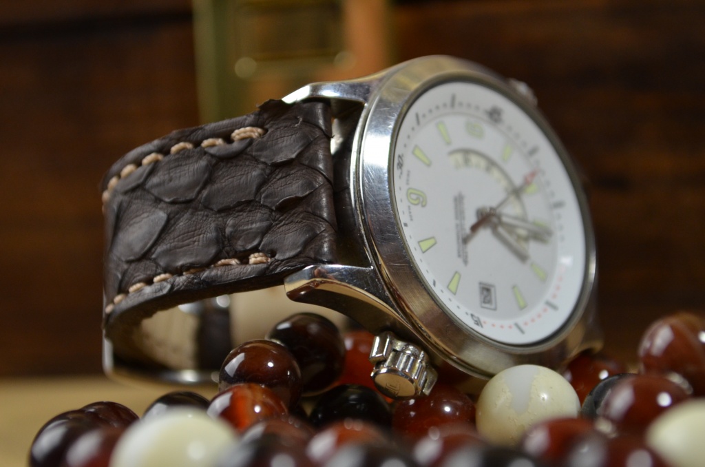 BROWN II - MATTE es una de nuestras correas reloj de piel hechas a mano, con vientre de pitón mate. De color marron, con un espesor de 3 - 3.5 mm.