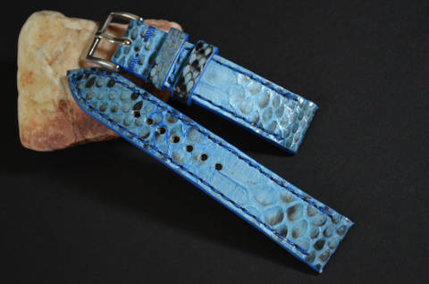 NAVY BLUE - MATTE es una de nuestras correas reloj de piel hechas a mano, con vientre de pitón mate. De color azul marino, con un espesor de 3 - 3.5 mm.