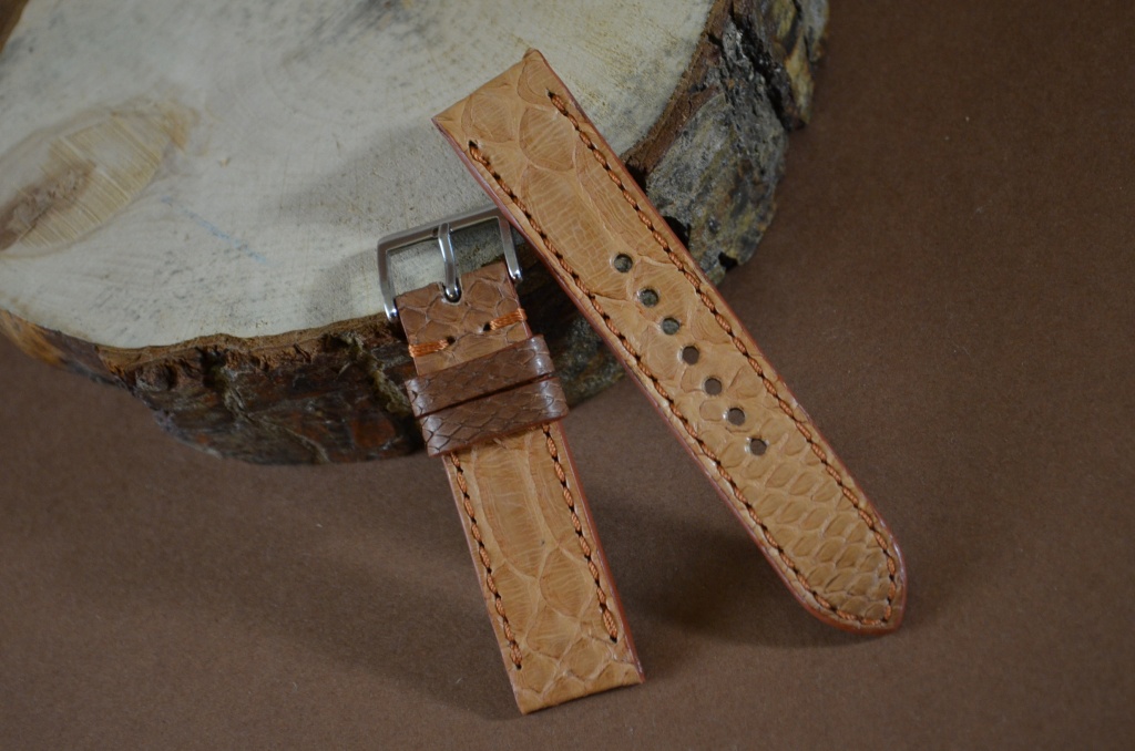 TABAC - MATTE es una de nuestras correas reloj de piel hechas a mano, con vientre de pitón mate. De color tabaco mate, con un espesor de 3 - 3.5 mm.