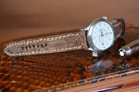 VINTAGE BROWN II - MATTE es una de nuestras correas reloj de piel hechas a mano, con vientre de pitón mate. De color marrón vintage, con un espesor de 3 - 3.5 mm.