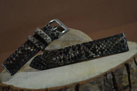 AFRICA I - SHINY es una de nuestras correas reloj de piel hechas a mano, con lomo de pitón brillante. De color africa, con un espesor de 3 - 3.5 mm.