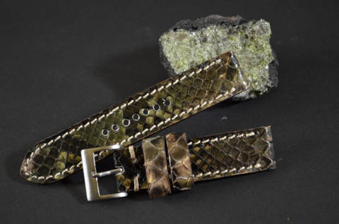 AFRICA II - SHINY es una de nuestras correas reloj de piel hechas a mano, con lomo de pitón brillante. De color africa, con un espesor de 3 - 3.5 mm.