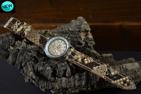 BEIGE - SHINY es una de nuestras correas reloj de piel hechas a mano, con lomo de pitón brillante. De color beige, con un espesor de 3 - 3.5 mm.