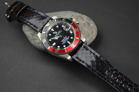 BLACK - SHINY es una de nuestras correas reloj de piel hechas a mano, con lomo de pitón brillante. De color negro, con un espesor de 3 - 3.5 mm.