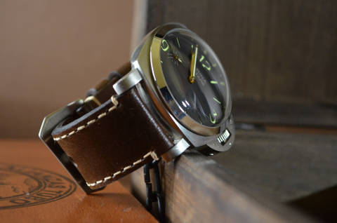 LISO is one of our hand crafted watch straps. Available in brown color, 4 - 4.5 mm thick.