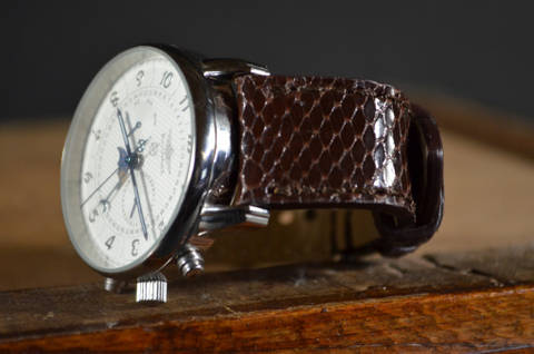 BROWN SHINY es una de nuestras correas reloj de piel hechas a mano, con lomo de pitón brillante. De color marron, con un espesor de 3 - 3.5 mm.