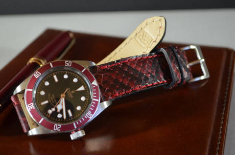 BURGUNDY MATTE es una de nuestras correas reloj de piel hechas a mano, con lomo de pitón mate. De color borgoña, con un espesor de 3 - 3.5 mm.