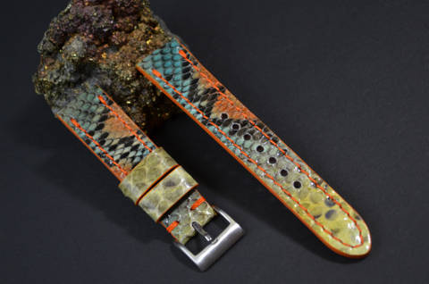 FANTASIA 1 - SHINY es una de nuestras correas reloj de piel hechas a mano, con lomo de pitón brillante. De color fantasia 1, con un espesor de 3 - 3.5 mm.