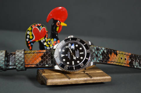 FANTASIA 1 BLACK - SHINY es una de nuestras correas reloj de piel hechas a mano, con lomo de pitón brillante. De color fantasia 1, con un espesor de 3 - 3.5 mm.