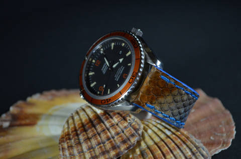 FANTASIA 2 - MATTE es una de nuestras correas reloj de piel hechas a mano, con lomo de pitón mate. De color fantasia 2, con un espesor de 3 - 3.5 mm.