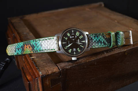FANTASIA 3 - MATTE es una de nuestras correas reloj de piel hechas a mano, con lomo de pitón mate. De color fantasia 3, con un espesor de 3 - 3.5 mm.