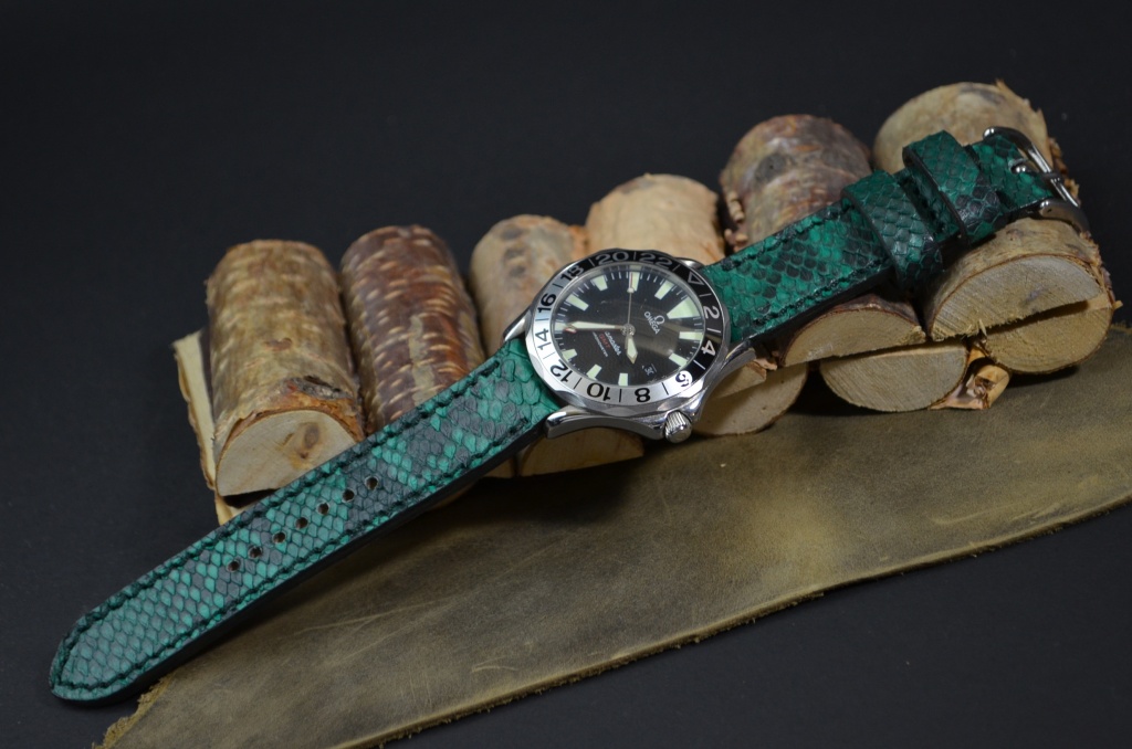 GREEN - MATTE es una de nuestras correas reloj de piel hechas a mano, con lomo de pitón mate. De color verde, con un espesor de 3 - 3.5 mm.