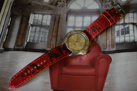 RED I - SHINY es una de nuestras correas reloj de piel hechas a mano, con lomo de pitón brillante. De color rojo, con un espesor de 3 - 3.5 mm.